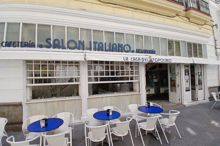 Un café appelé « Salon Italiano », doté d’une terrasse et d’une enseigne sur laquelle on peut lire « La Casa del Topolino ». 4