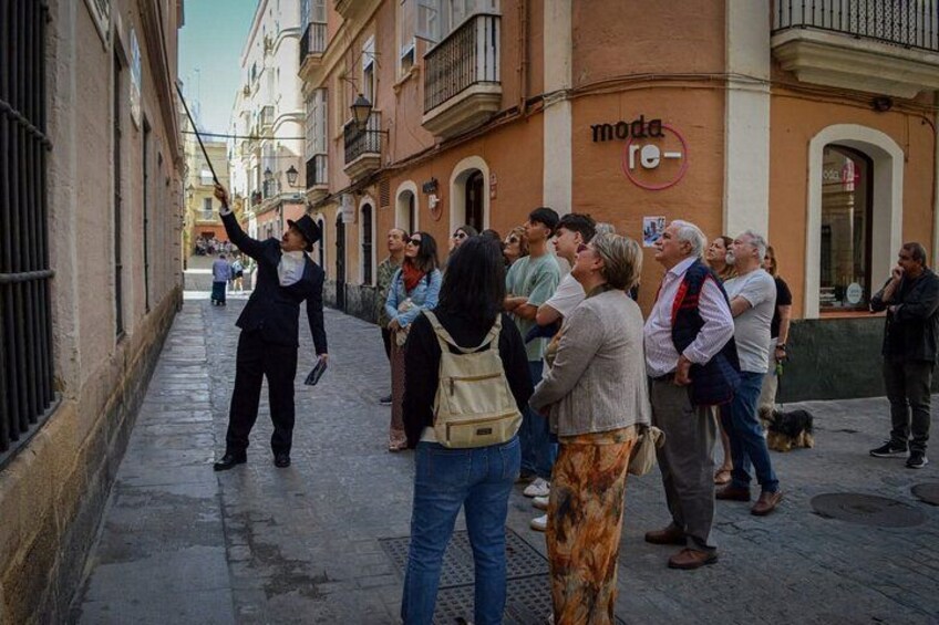 Een straatbeeld met mensen die een straatartiest bekijken. 3