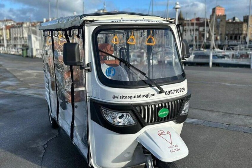 Una camioneta blanca con un logotipo verde y el texto  2