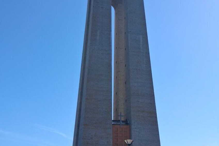 Una torre de hormigón alta con una estrecha abertura vertical en la parte superior. 4