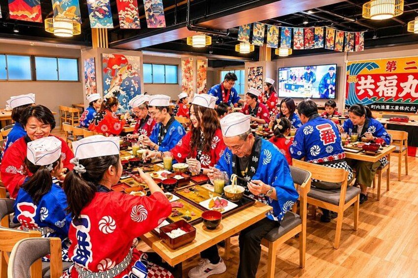 Un restaurante con comensales, personal con uniforme y decoración tradicional. 1