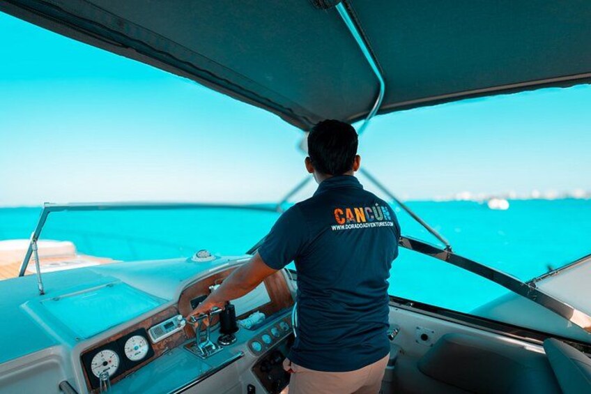 Una persona manejando un bote con vista despejada del océano y el horizonte. 2