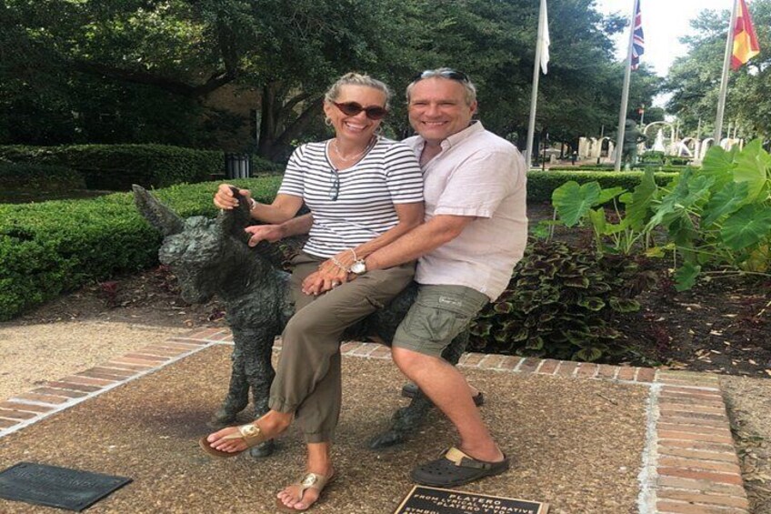 Ein Mann und eine Frau sitzen auf einer Bank vor einer Statue eines Esels. 3