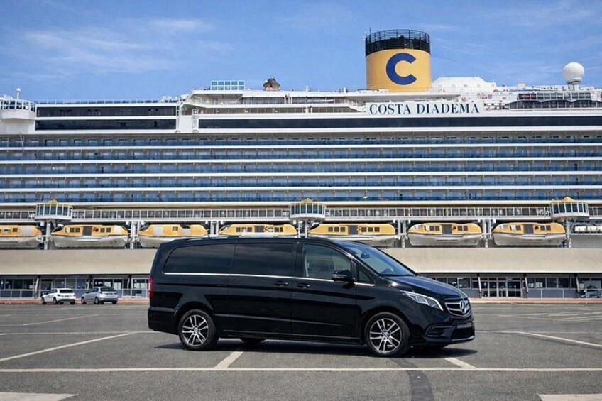 Un fourgon noir était garé devant le navire de croisière Costa Diadema. 3