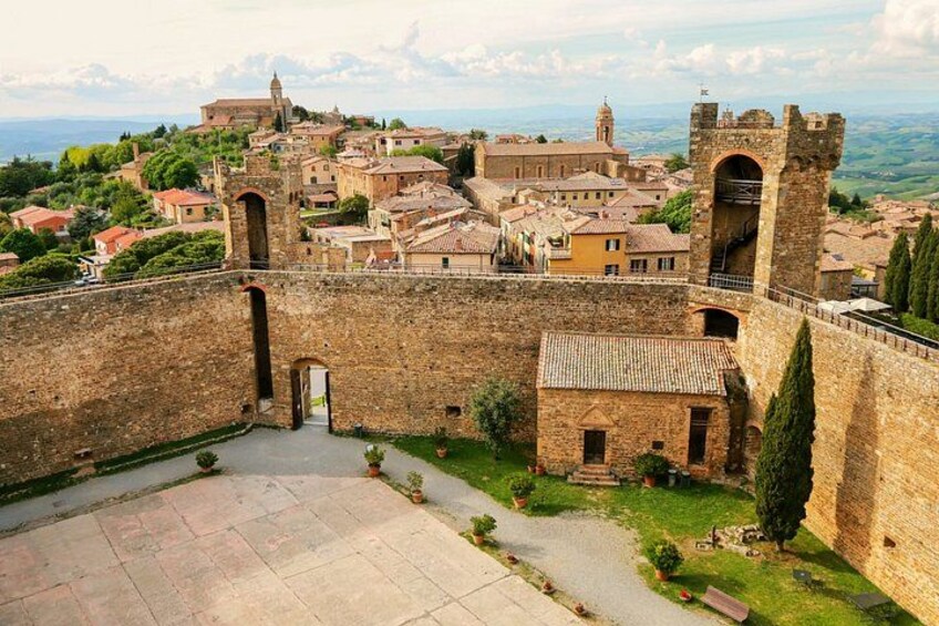 Une forteresse historique en pierre, dotée d’une cour centrale, d’une tour et de bâtiments adjacents. 5