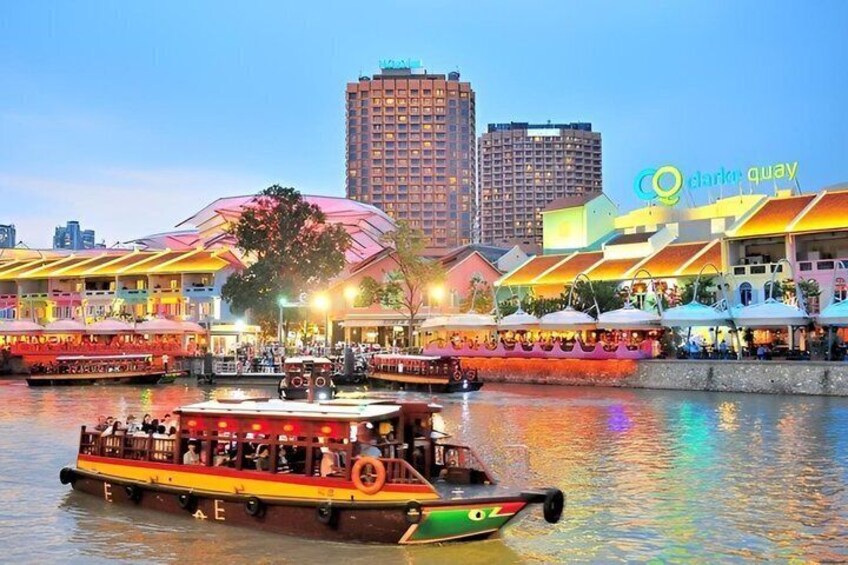 Une zone riveraine bien éclairée, avec des bâtiments aux couleurs vives et des bateaux sur l’eau. 2
