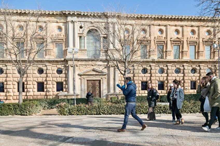 Ein historisches Gebäude mit Rundbogenfenstern und einem zentralen Eingang. 3