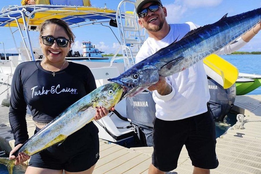 Zwei Personen halten einen großen Fisch auf einem Boot. 4