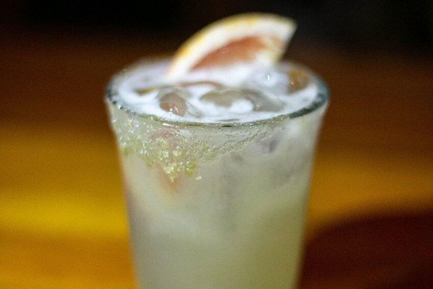 Un verre contenant une tranche de citron et des glaçons. 2