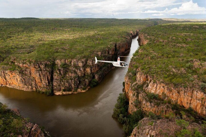 Un helicóptero volando sobre un cañón fluvial. 4