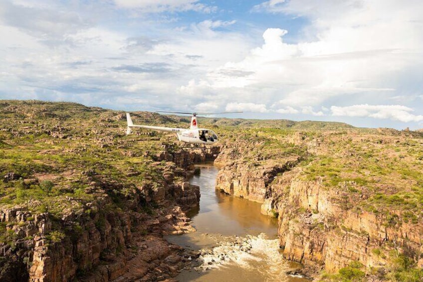 Un helicóptero sobre un cañón con un río. 5
