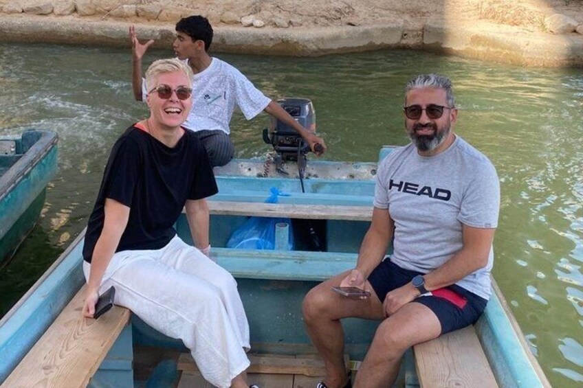Drie mensen in een klein bootje op het water. 4