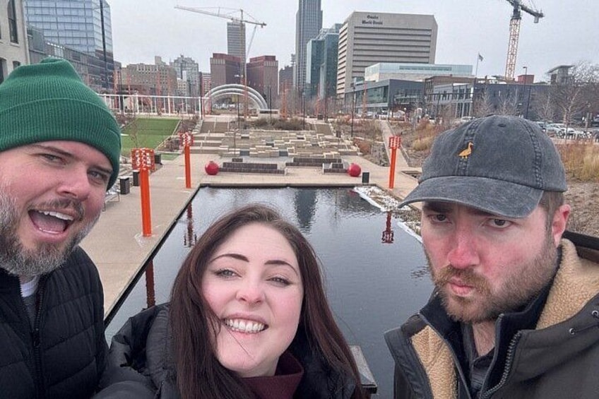 Een groep mensen op een boot in een stadsgracht, met gebouwen en een bouwkraan op de achtergrond. 5
