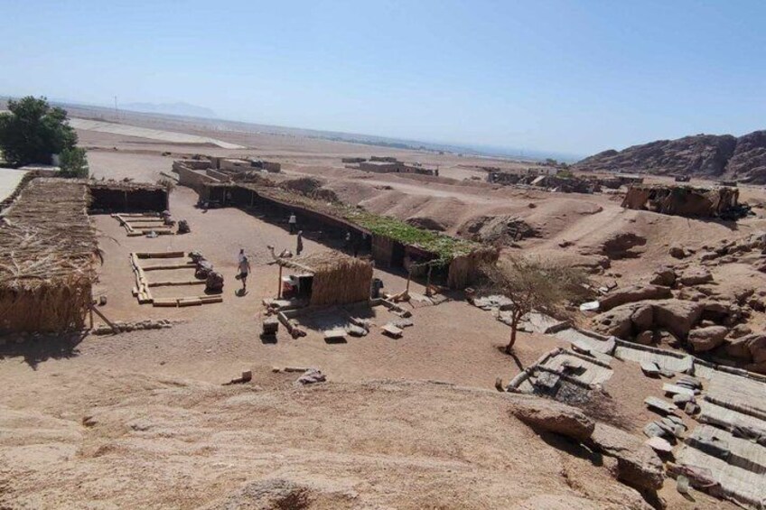 Ein uralter archäologischer Fundort mit Steinstrukturen und Ruinen. 5