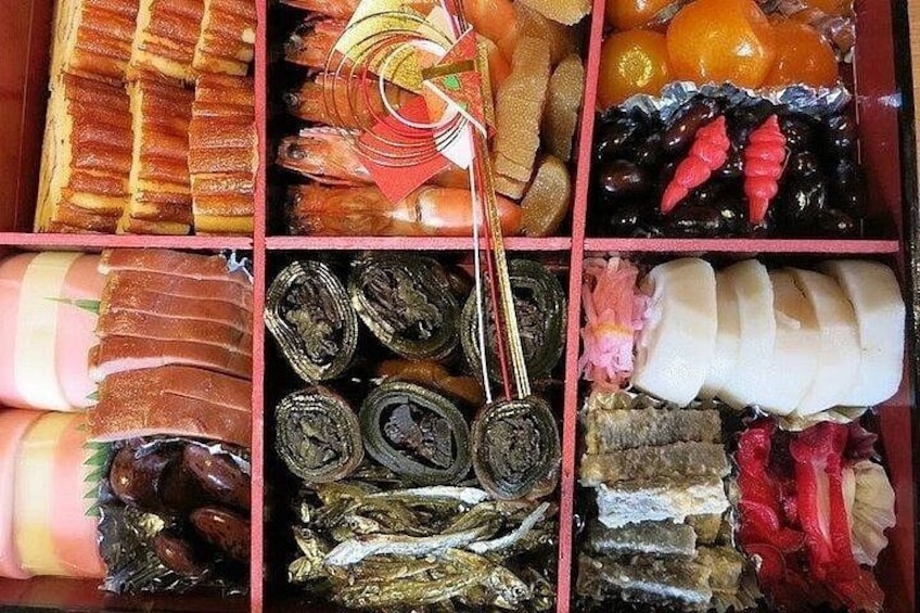Diverse ingemaakte producten in een doos, zoals vis, gedroogd fruit en groenten. 2