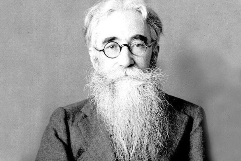 A person with a long white beard and glasses. 5
