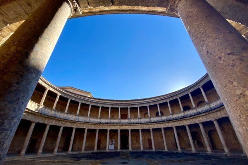 Ein antikes Amphitheater mit Steinsäulen und blauem Himmel. 5