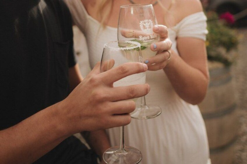Eine Person hält ein Glas, dessen Etikett den Schriftzug 'Spirit of' trägt. 3
