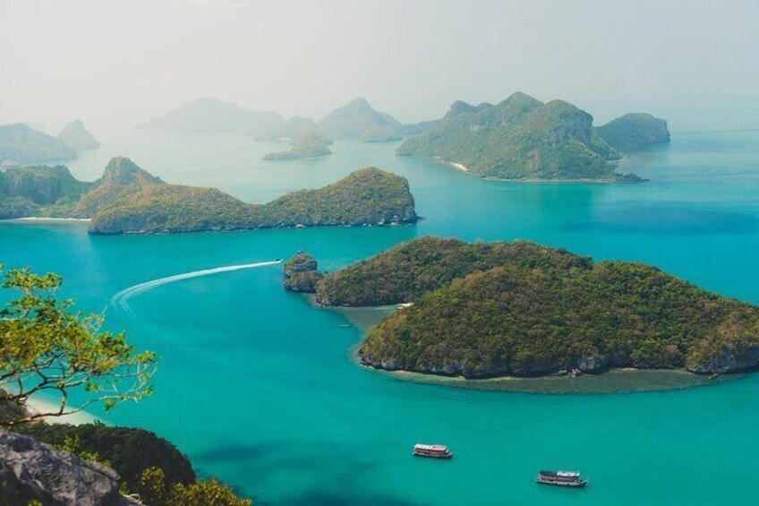 Une mer turquoise parsemée de petites îles et de bateaux. 3