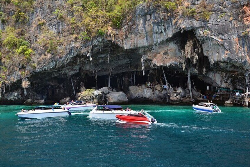 Des bateaux étaient amarrés près d’une grotte rocheuse. 5