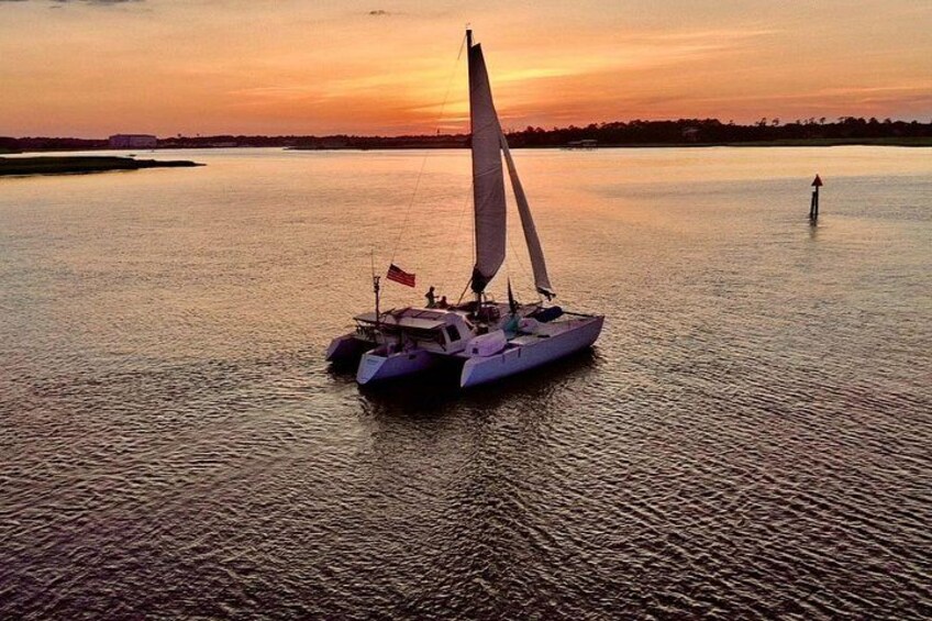 Un velero en aguas tranquilas durante el atardecer. 1