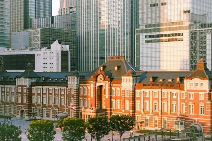 En historisk bygning med detaljeret arkitektur i forgrunden, omgivet af moderne skyskrabere i baggrunden. 5