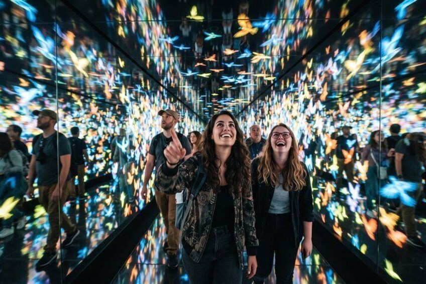 Een tunnel met kleurrijke lichtreflecties op de muren. 5