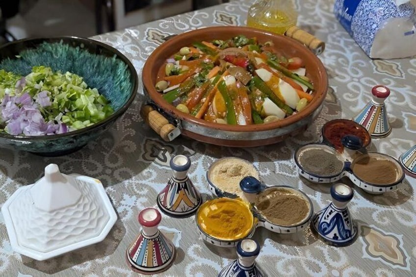 Una mesa con diversos platos, especias y un cuenco decorativo. 3