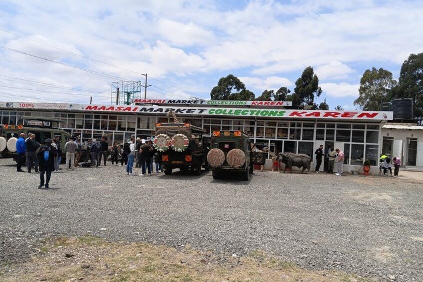 Un mercato con un camioncino e persone radunate intorno. 4
