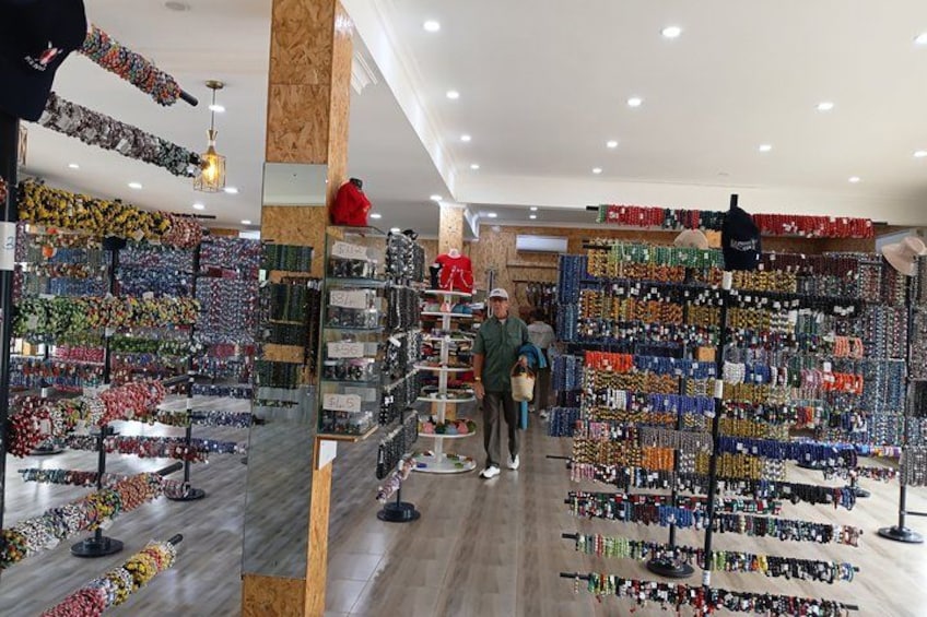 Una gioielleria con scaffali di collane e bracciali. 3