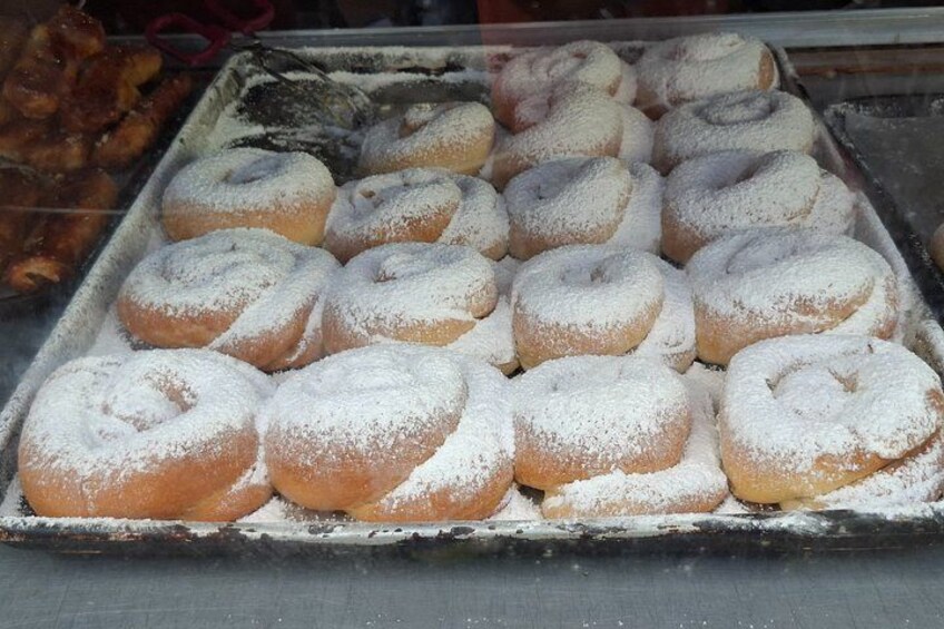 Ein Tablett mit Puderzucker-Krapfen. 4