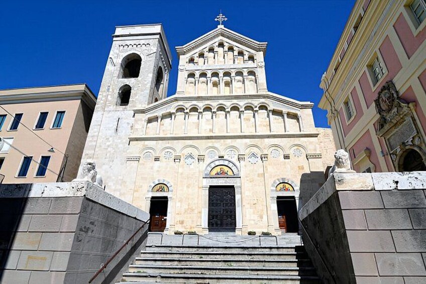 Una chiesa storica con un campanile e un ampio ingresso ad arco. 2