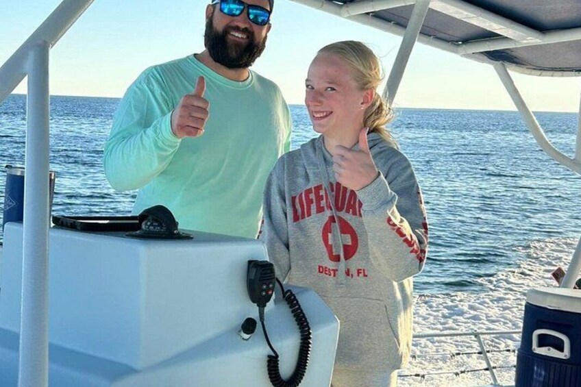 Dos personas en un bote con un cuerpo de agua al fondo. 4