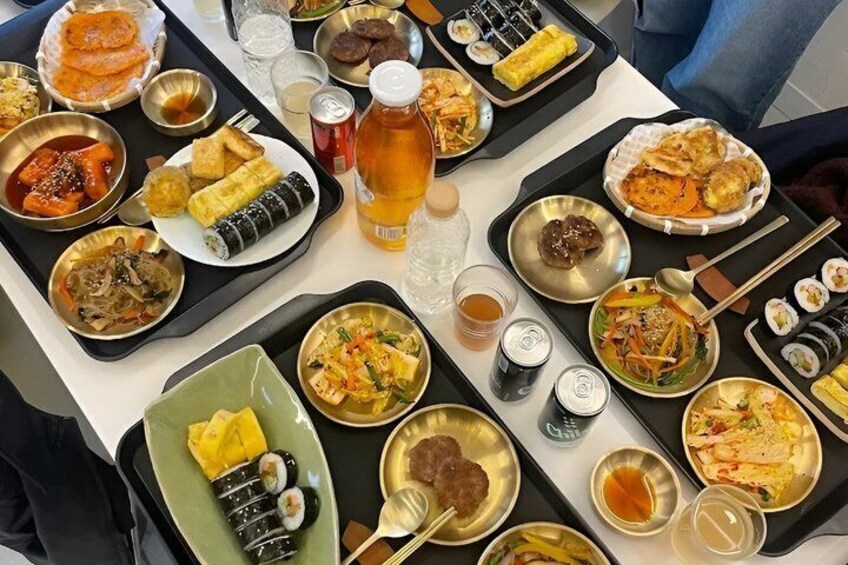 Variedad de platos japoneses en bandejas, como sushi, tempura y otras entradas. 5