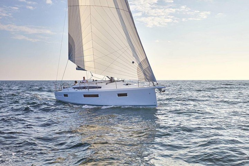 Un veliero bianco con una vela ampia sull'acqua. 1