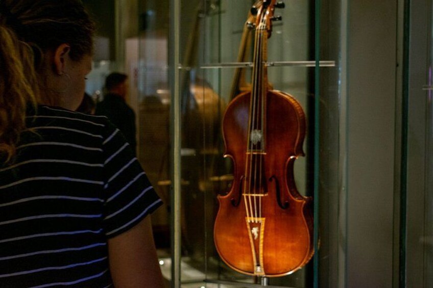 Un violín colgado en una pared. 4