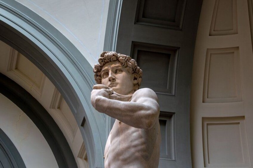 Una escultura clásica en un edificio con techos abovedados y molduras decorativas. 1
