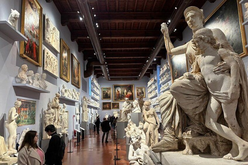 Un museo con esculturas de mármol y pinturas exhibidas. 3