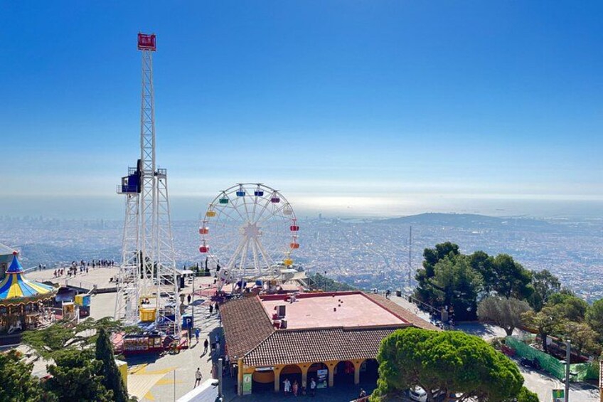 Une grande roue, une haute tour d’observation et un chapiteau de fête foraine. 2