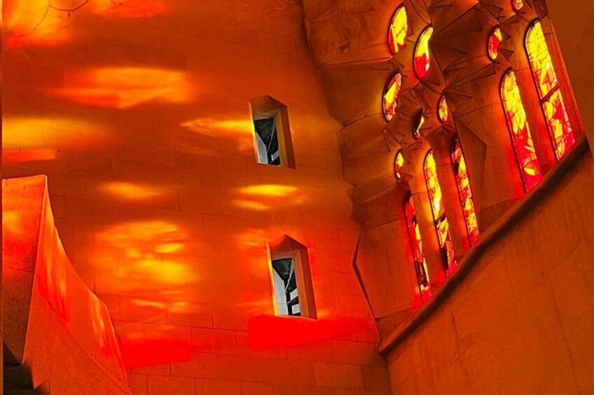 Un bâtiment doté de vitraux et baigné d’une lumière chaude et orangée. 5