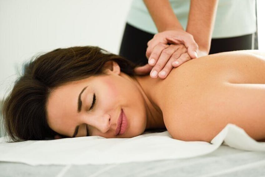 En person modtager en massage af ryggen. 5