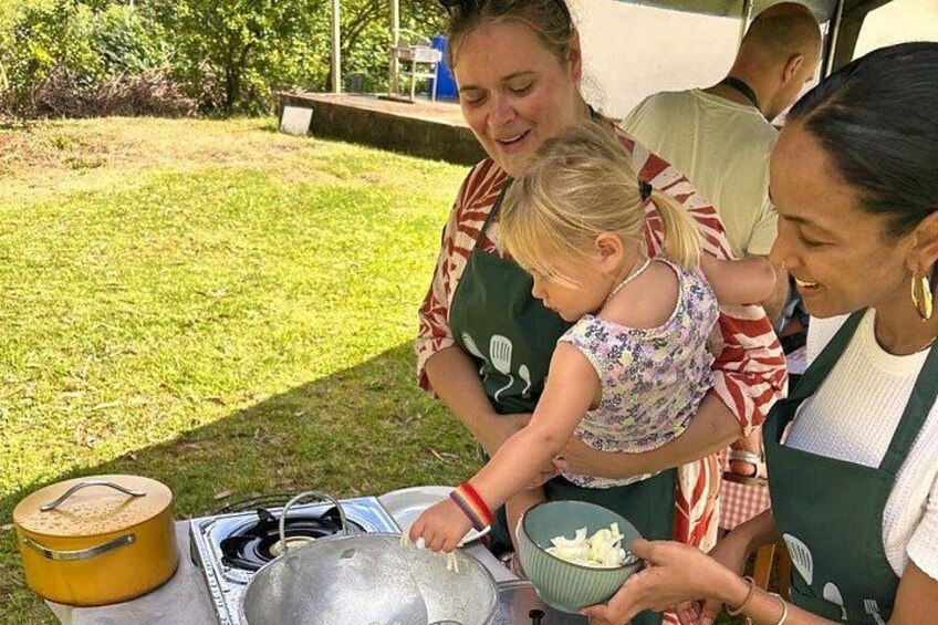 Des personnes qui cuisinent en plein air à l’aide d’un réchaud portable et d’ustensiles de cuisine. 2