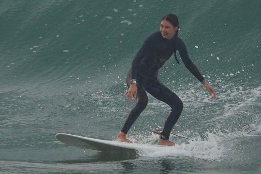 En person surfer på en bølge. 4