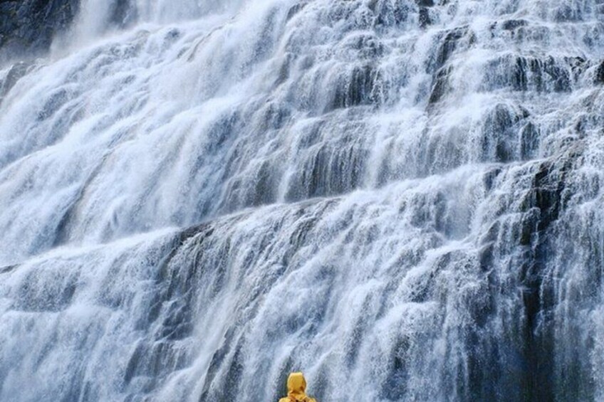 Ein Wasserfall mit mehreren Stufen, über die das Wasser tosst. 4