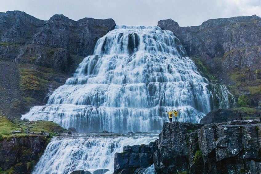 Ein mehrstufiger Wasserfall inmitten felsiger Landschaft. 2
