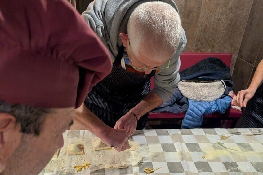 Personas trabajando sobre un mantel a cuadros. 3