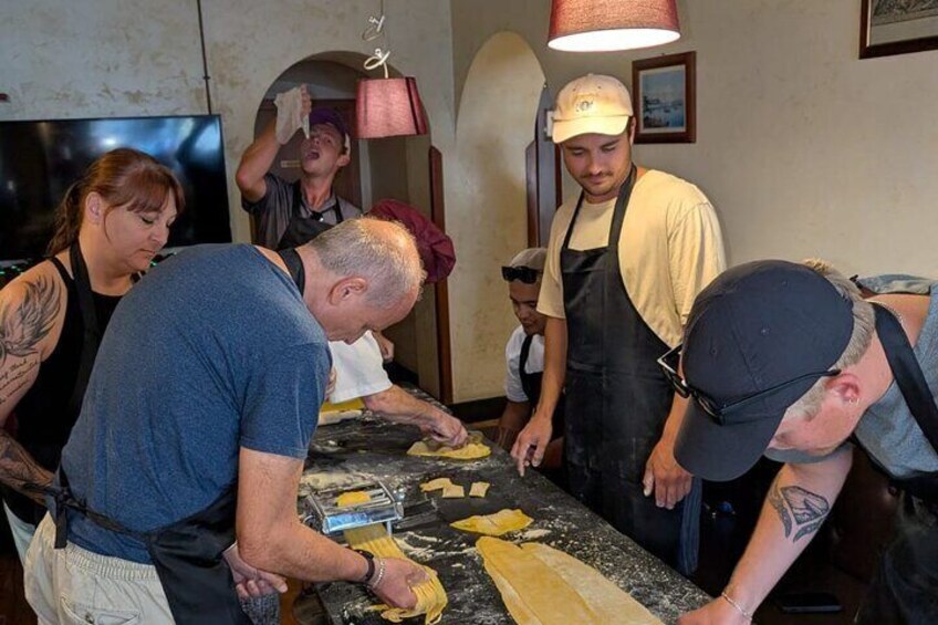 Un grupo de personas preparando comida en una barra. 5