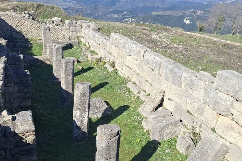 Vestiges d’une ancienne construction en pierre, avec un mur et des colonnes en pierre. 5