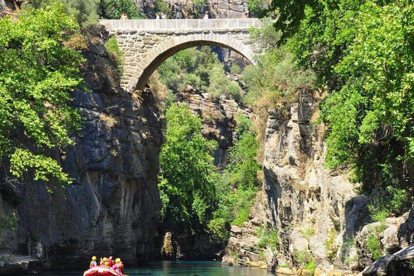 Rafting underneath the Roman Bridge 3