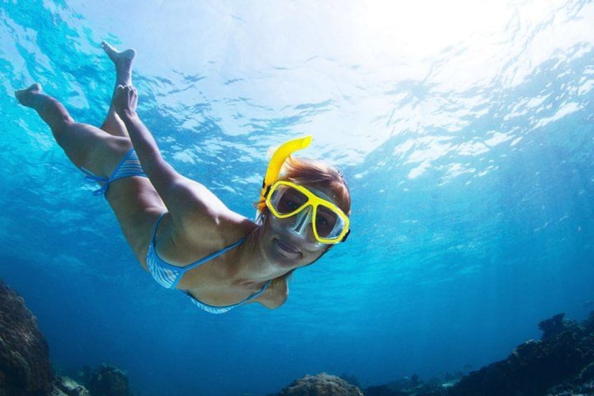 En person som simmar under vatten och använder snorkel och simglasögon. 3